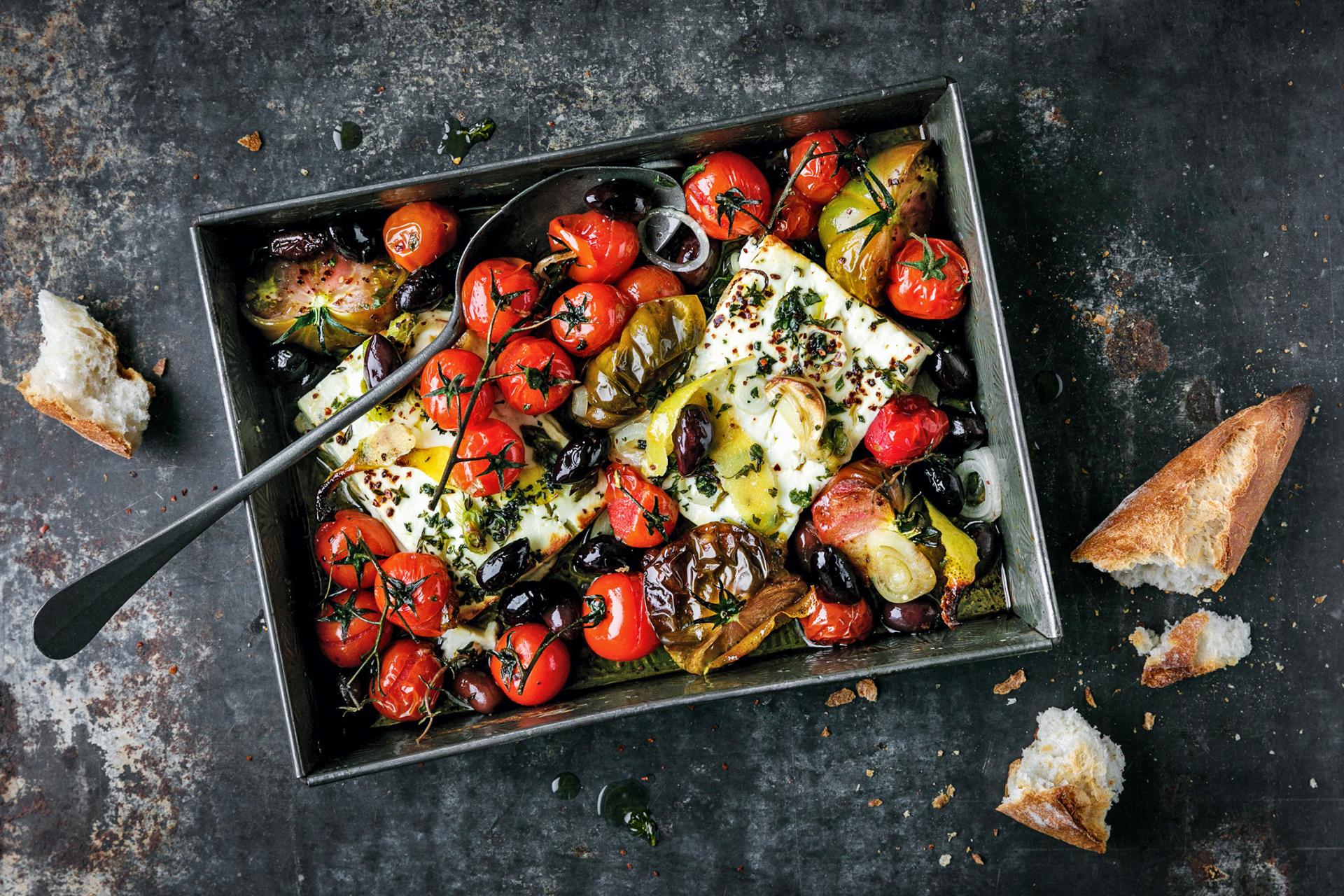Feta rôtie aux tomates et aux olives - Recette