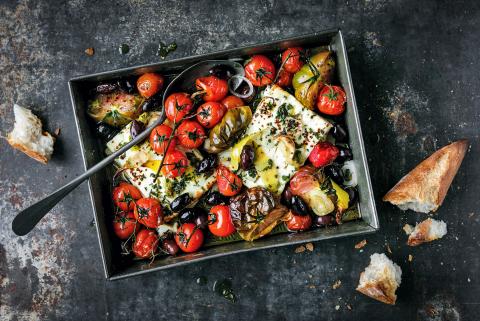 Feta al forno con pomodori e olive