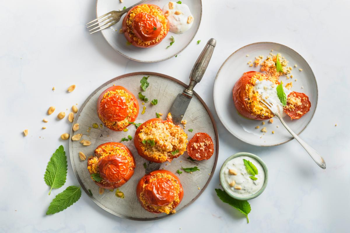 Grilled stuffed tomatoes with yoghurt dressing - Recipes | fooby.ch