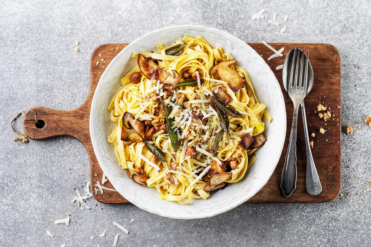 Tagliatelle mit Pilzen, Salbei und Baumnüssen - Rezepte | fooby.ch