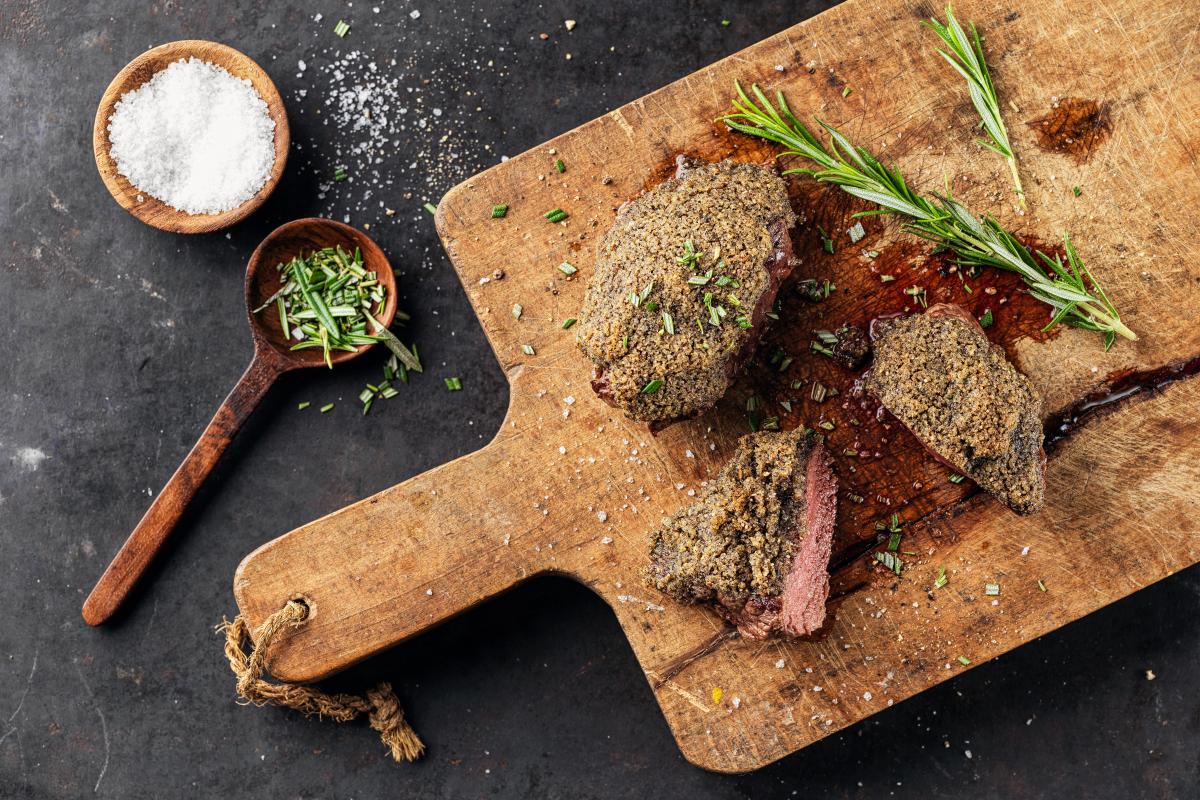 Venison schnitzel with a pepper crust - Recipes | fooby.ch