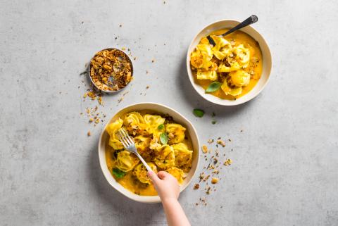 Tortelloni with carrot sauce