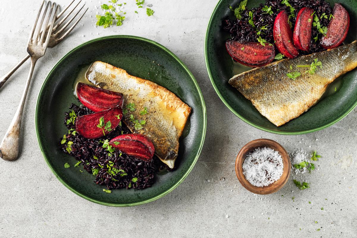 Earl Grey tea-infused sea bass with black rice and beetroot - Recipes | fooby.ch