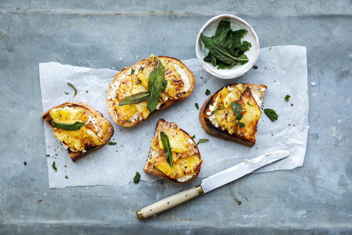 Salty pineapple crostini - Recipes | fooby.ch