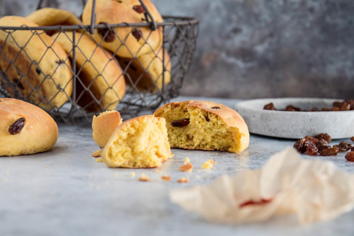Saffron buns with raisins - Recipes | fooby.ch
