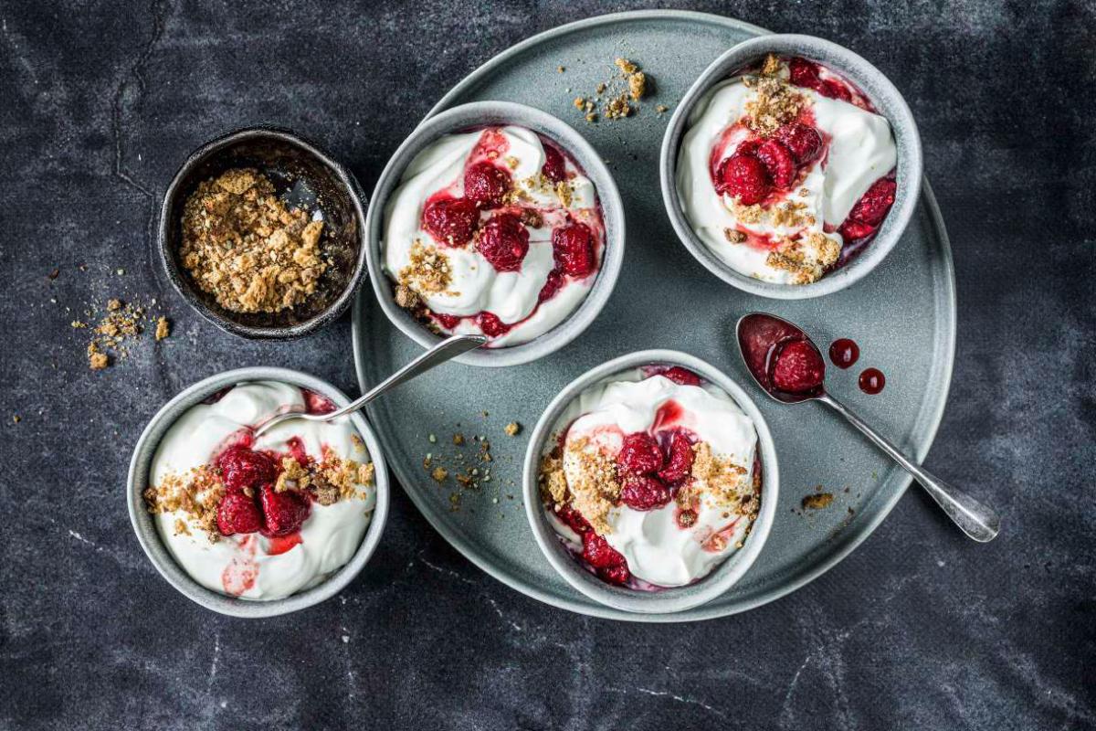 Quark cream with gingerbread crumble - Recipes | fooby.ch
