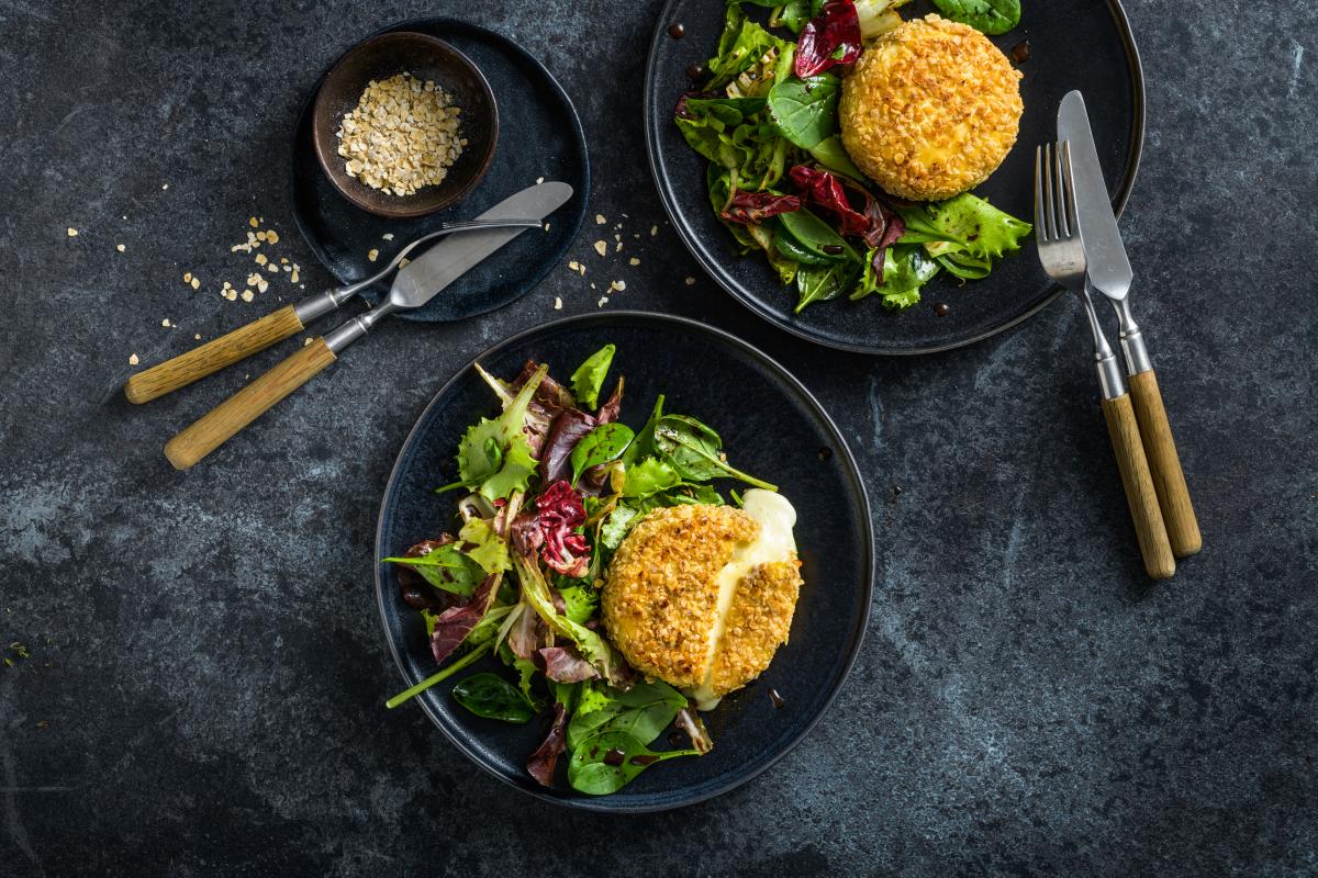 Oat-crumbed cheese with salad - Recipes | fooby.ch