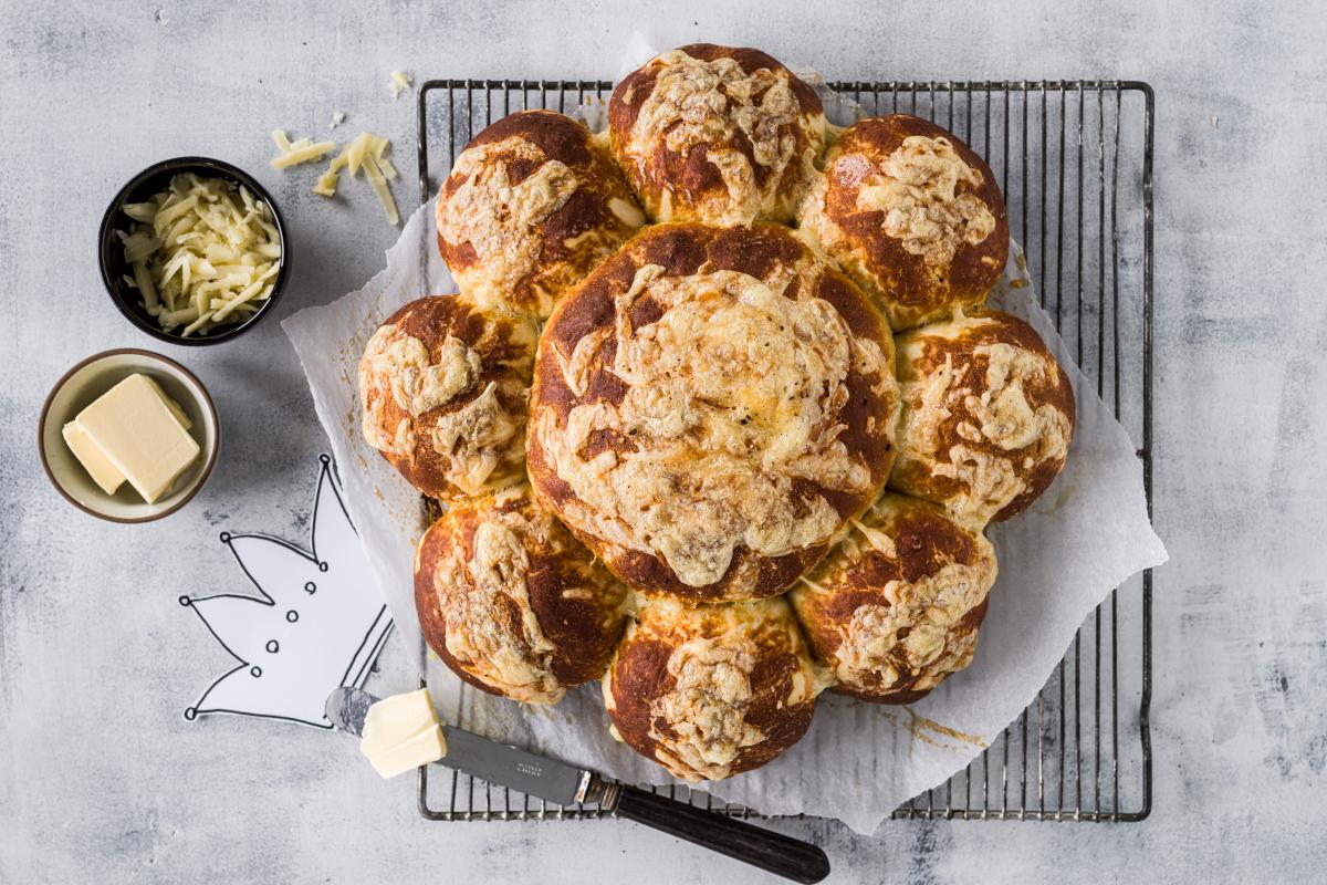 Three Kings' cake with a cheesy pretzel crust - Recipes | fooby.ch