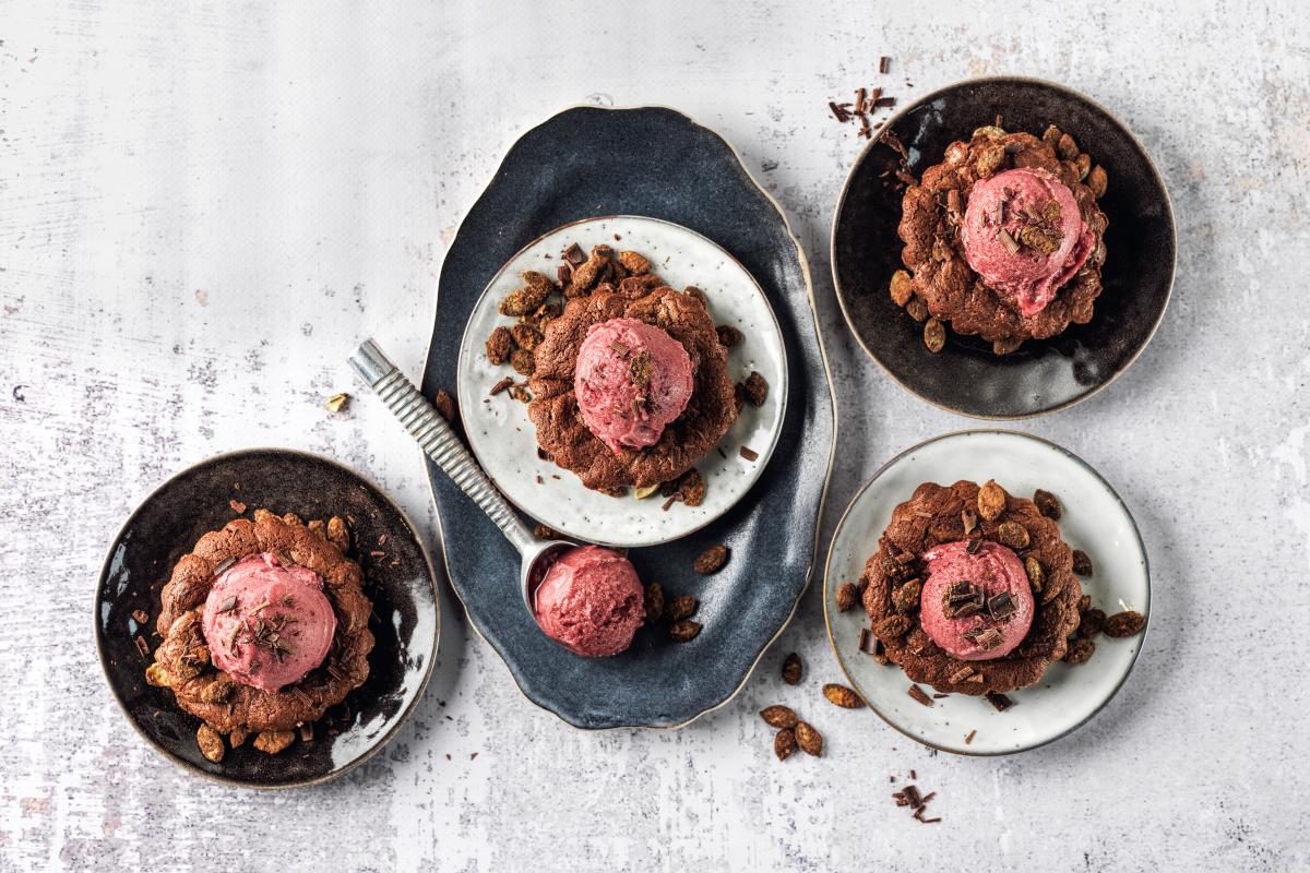 Port and pear sorbet on chocolate cake - Recipes | fooby.ch