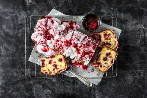 Raspberry cake with gin