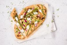 Pizza bianca with asparagus and cress 