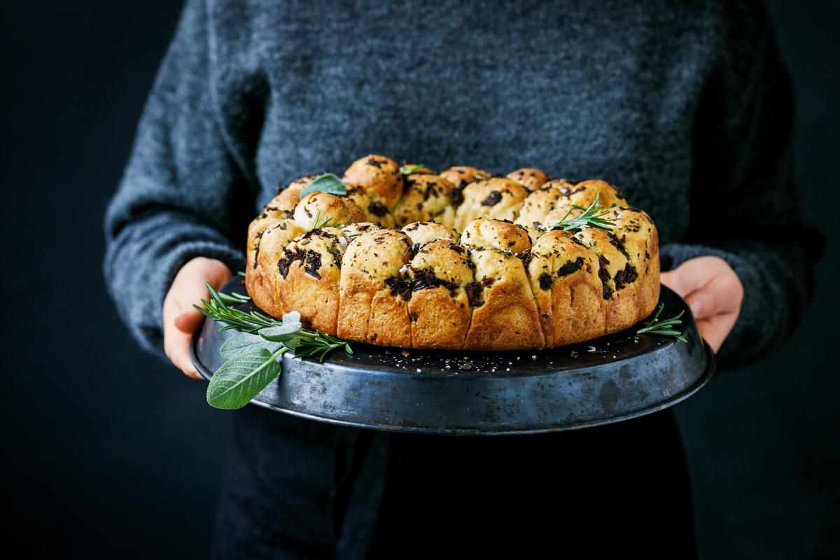 Bread wreath with onion and bacon - Recipes | fooby.ch