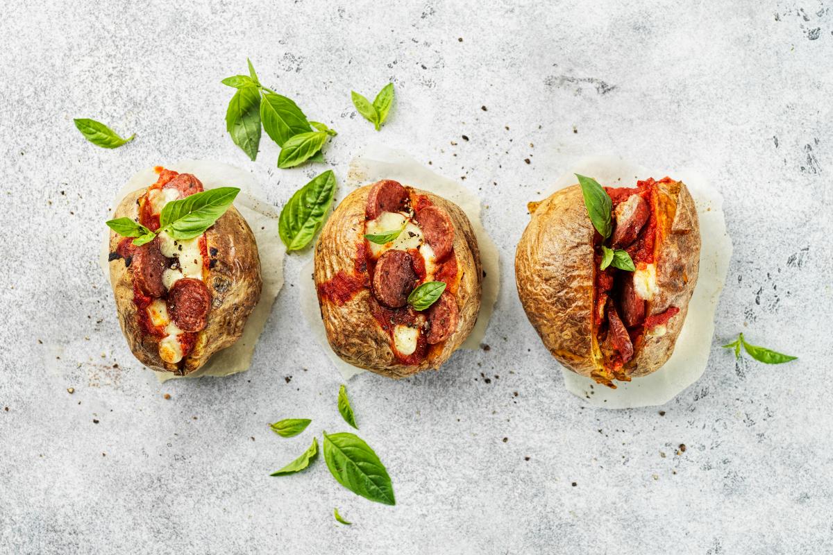 Baked potatoes with pizza topping - Recipes | fooby.ch