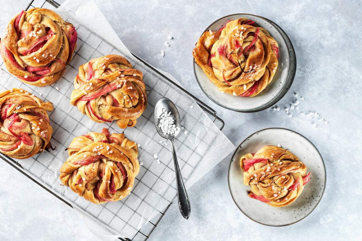 Rhubarb yeast knots - Recipes | fooby.ch