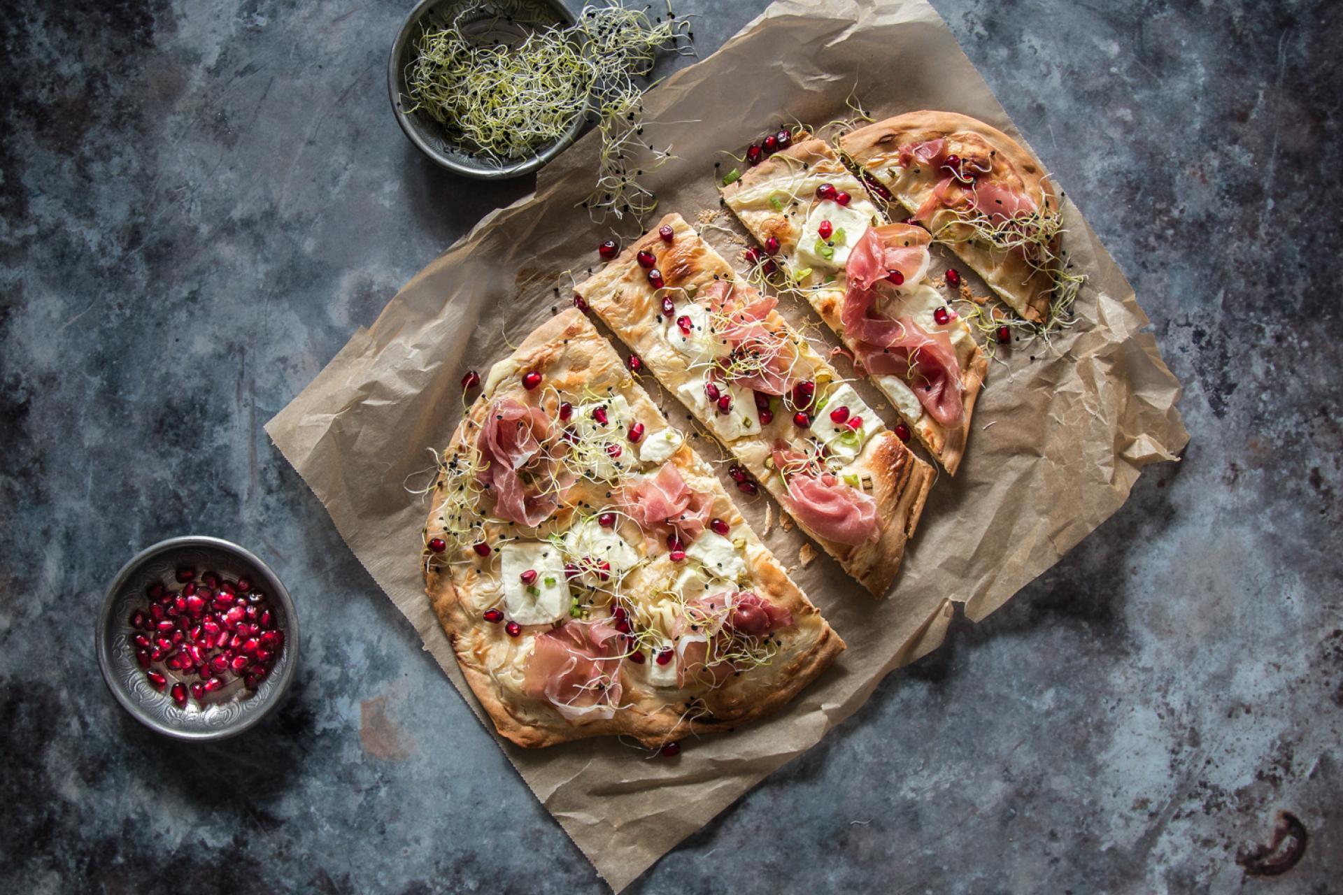 Flammkuchen mit Ziegenfrischkäse und Rohschinken | Backen pikant | coop.ch