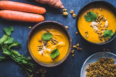 Zuppa di patate dolci e carote con granola al curry