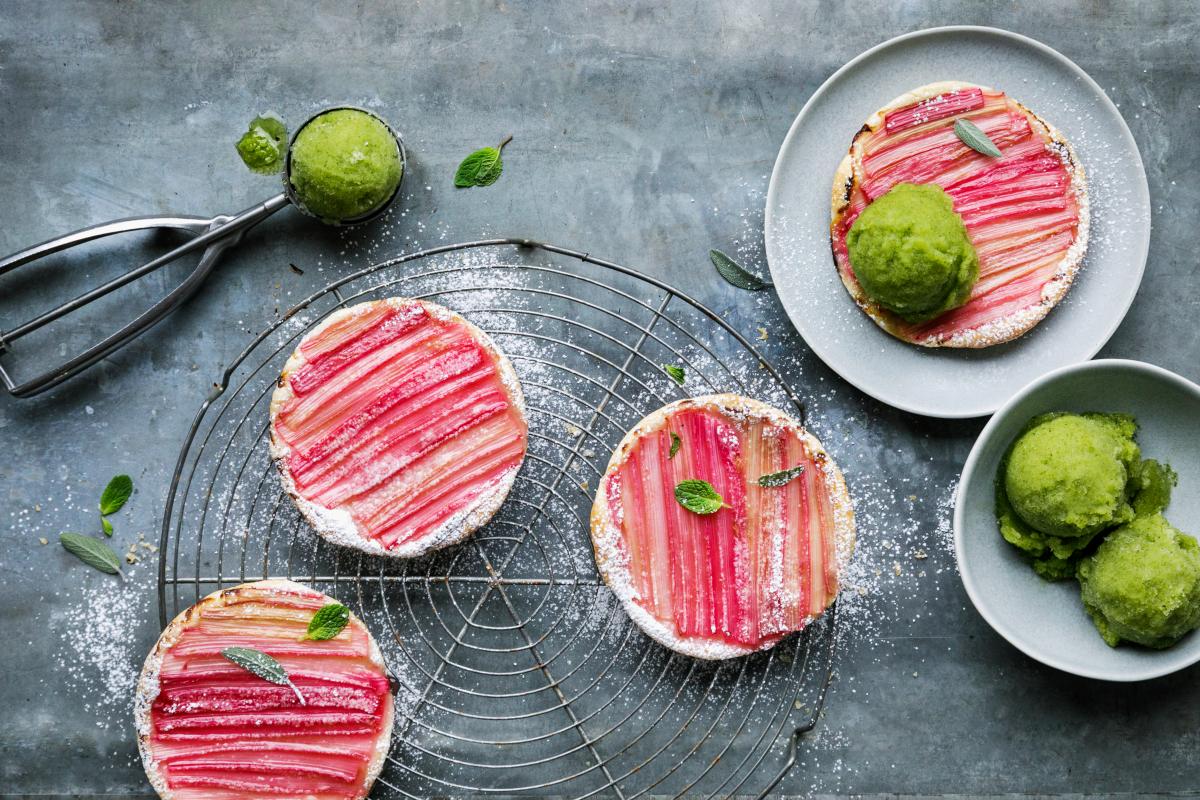 Rhubarb tarts with herb sorbet - Recipes | fooby.ch