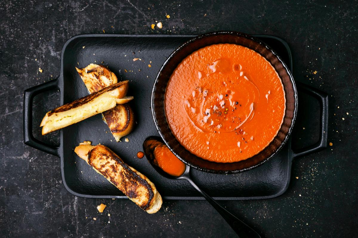 Tomato soup with cheese straws - Recipes | fooby.ch