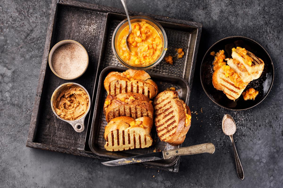 Sweet grilled sandwich with peach - Recipes | fooby.ch
