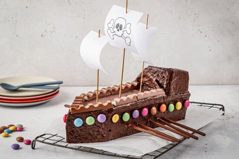 Pirate boat cake