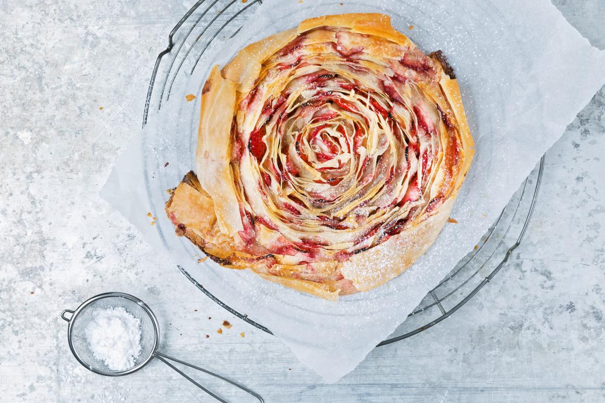 Strawberry Strudel Snail Cake - Recipes | fooby.ch
