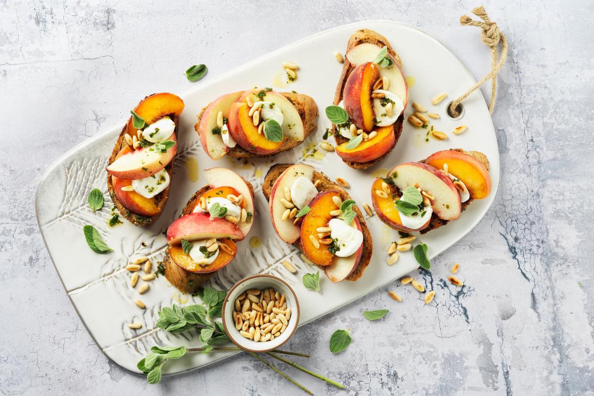 Crostini with peach and mozzarella - Recipes | fooby.ch