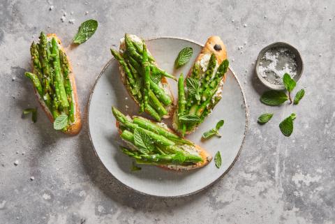 Crostini with asparagus and cream cheese