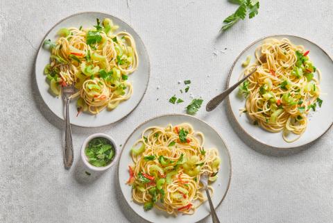 Spaghetti aglio e olio con sedano a coste