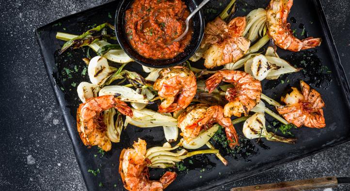 Grilled prawns with fennel and spring onions