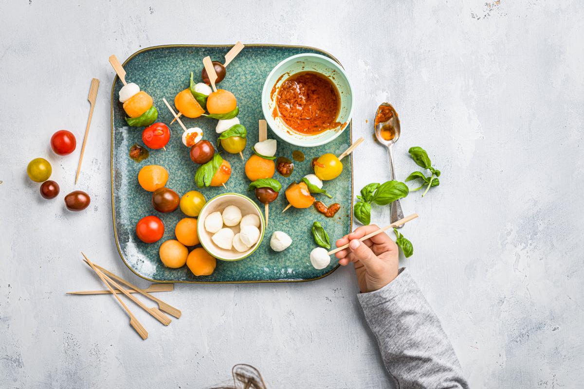 Tomato, mozzarella and melon skewers - Recipes | little FOOBY