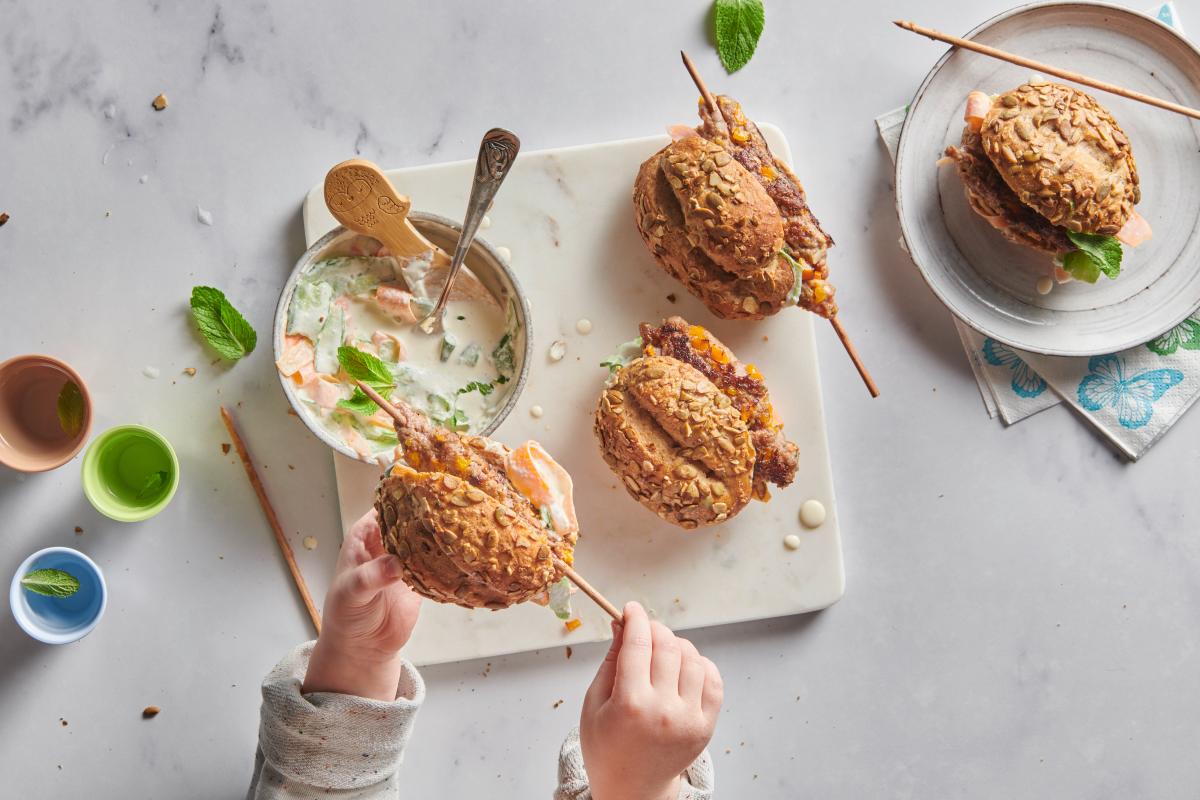 Mince kebabs in bread rolls - Recipes | little FOOBY