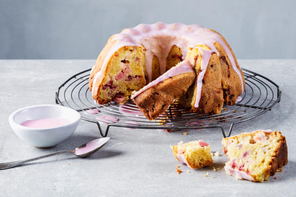Strawberry and rhubarb Gugelhopf - Recipes | fooby.ch