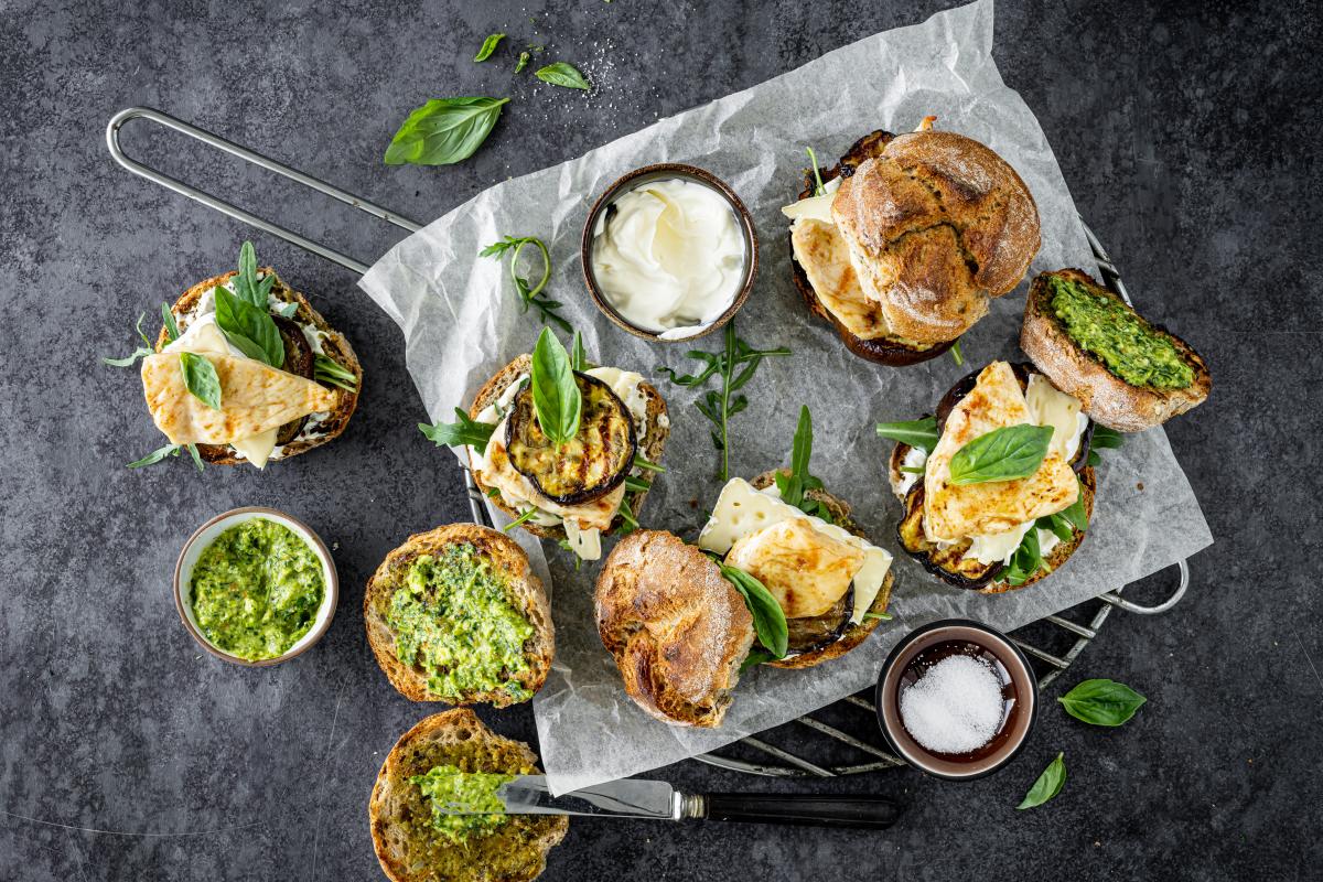 Grilled chicken and aubergine burger - Recipes | fooby.ch