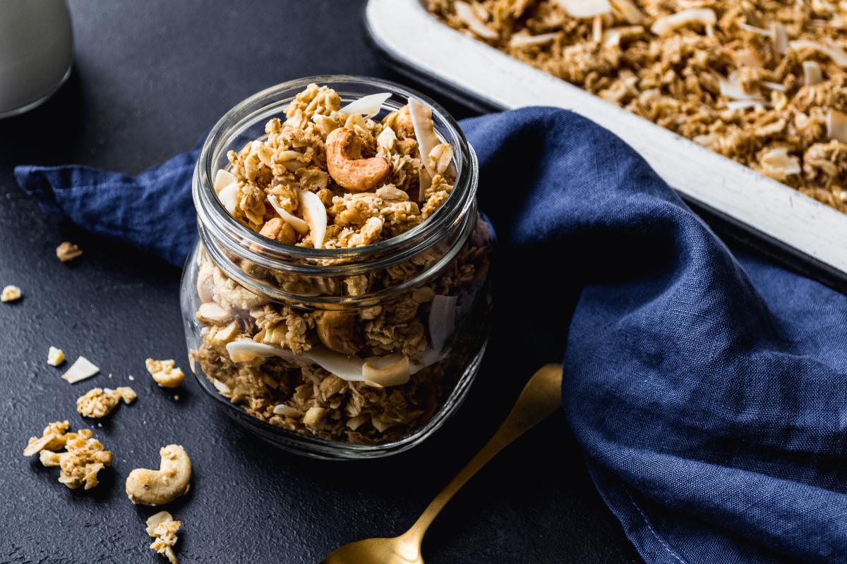 Cashew and coconut granola - Recipes | fooby.ch