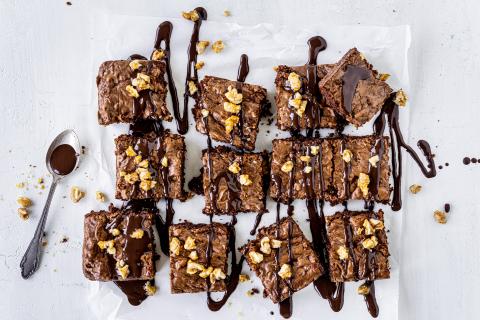 Brownies with caramelized nuts