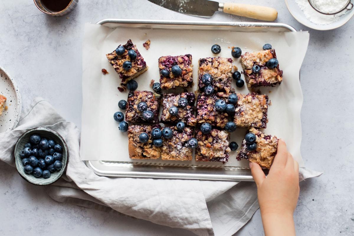 Blueberry cake with a crunchy topping - Recipes | fooby.ch