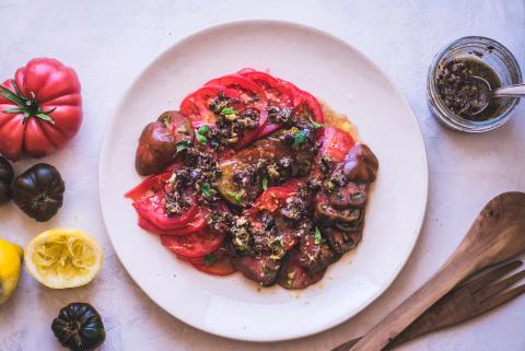 Insalata di pomodori con vinaigrette alle olive e ai capperi