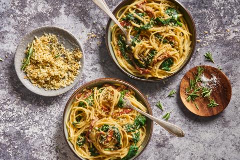 Linguine con salsa di pomodori secchi e spinaci