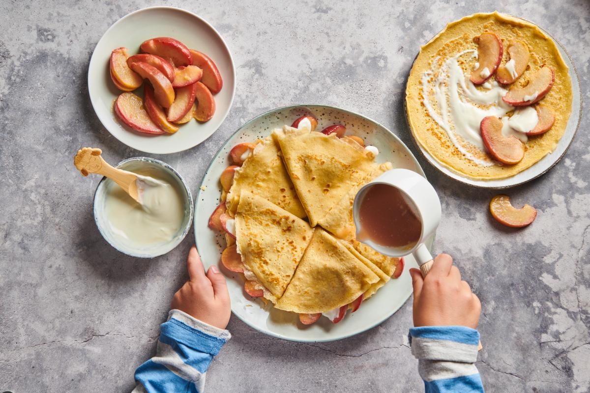 Oat crêpes with apple slices - Recipes | little FOOBY
