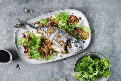 Autumn salad with sea bream and roasted pears