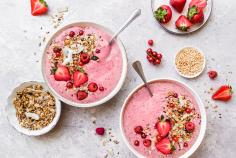 Smoothie bowl with berries and courgette