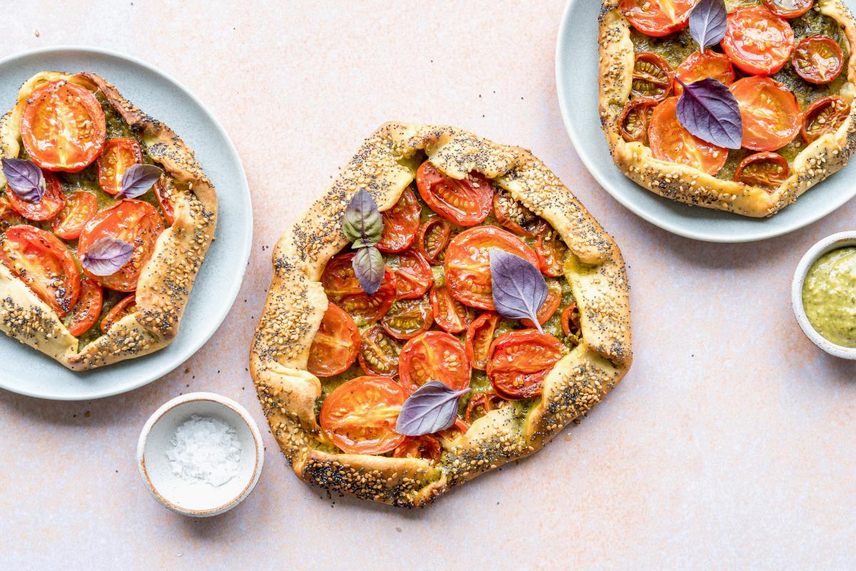 Vegan galettes with roasted tomatoes - Recipes | fooby.ch