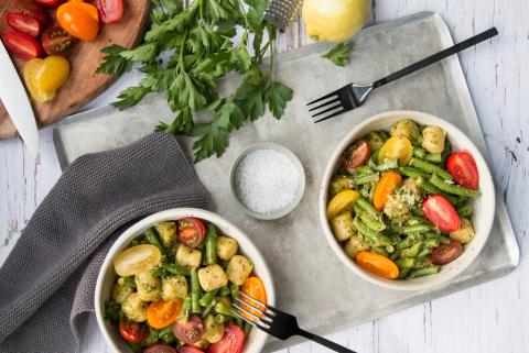 Insalata di gnocchi con fagiolini verdi e dressing al pesto