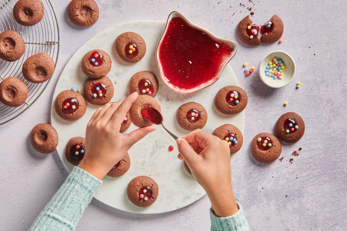 Jam-filled chocolate nests - Recipes | little FOOBY