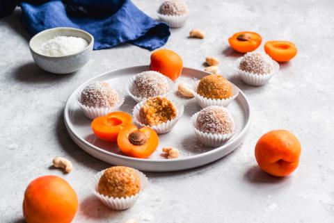 Energy balls with apricots and cashew nuts