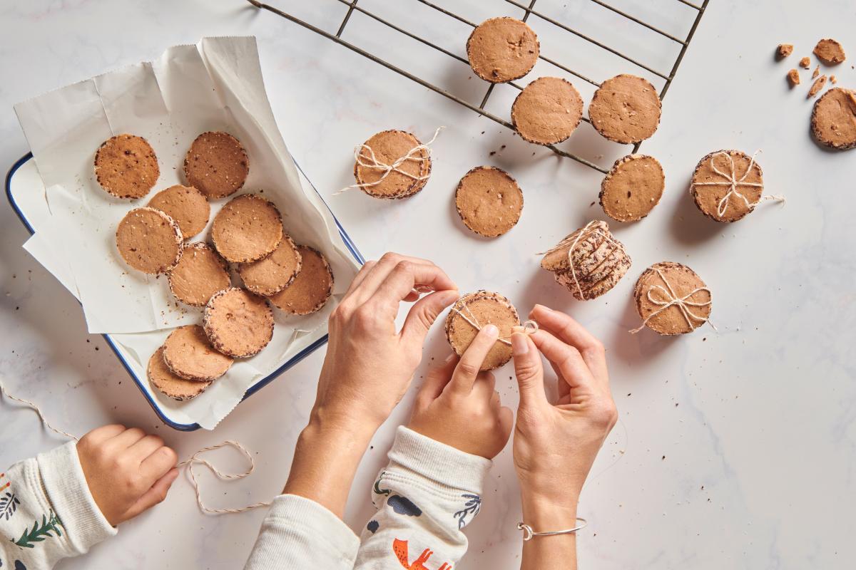 Chocolate and coconut shortbread biscuits - Recipes | little FOOBY