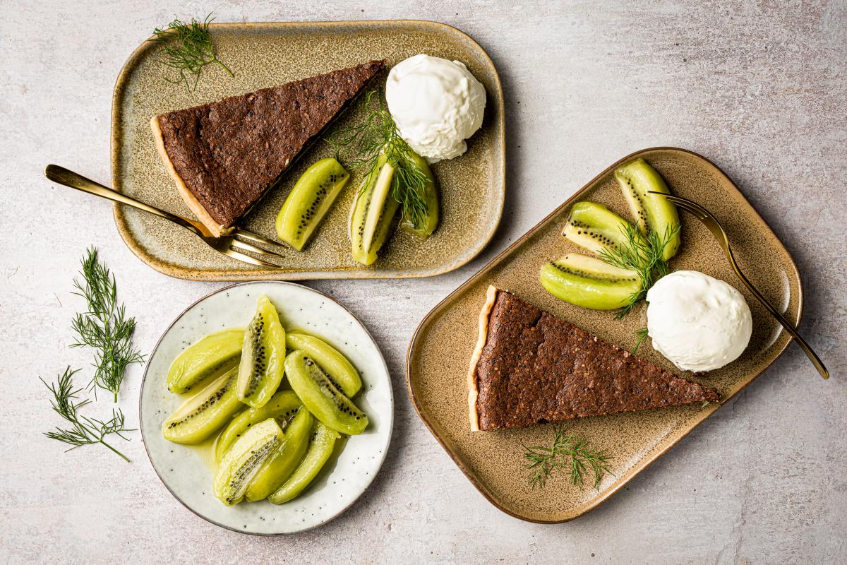 Sweet black rice tart with kiwis - Recipes | fooby.ch