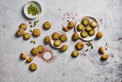 Chocolate and pistachio biscuits 