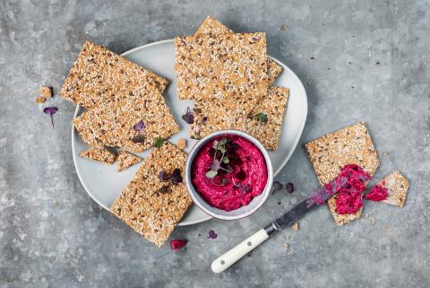 Beetroot mousse with crackers