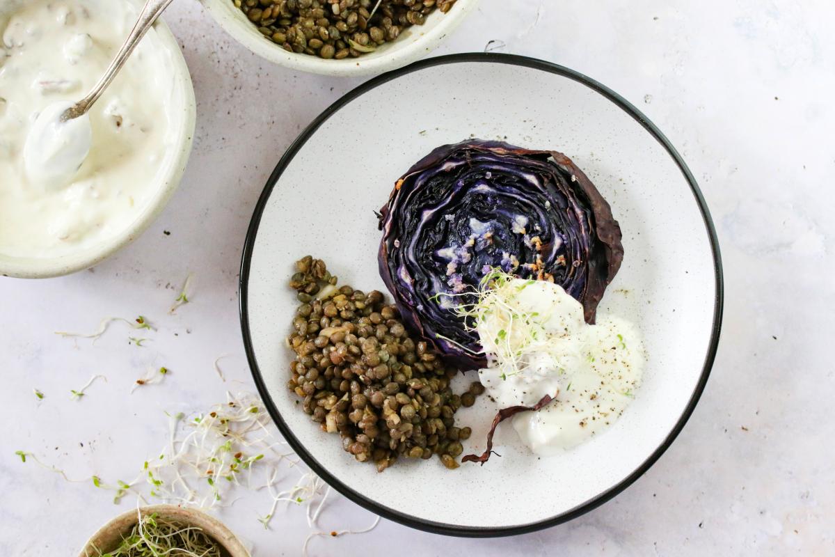 Roasted red cabbage with balsamic lentils - Recipes | fooby.ch